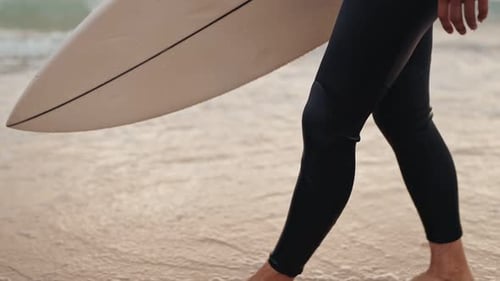 Surferspaziergang am Strand