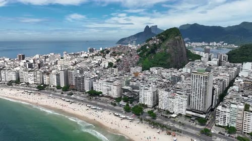 Playa de Copacabana en el centro de Río de Janeiro en Río de Janeiro, Brasil.