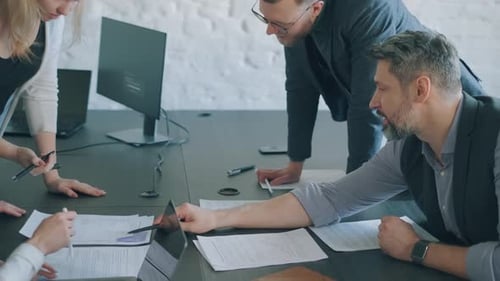 Das Geschäftsteam führt Brainstorming durch
