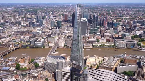 London Bridge, Themse, vorbei am Shard mit dem City of London Tower Cluster dahinter.