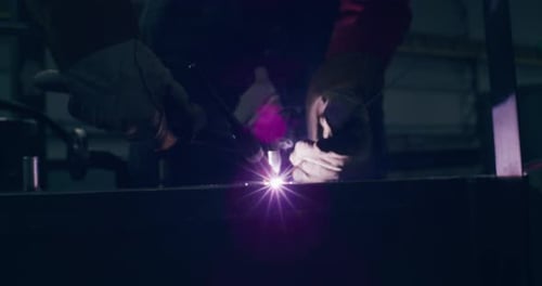 Arbeiter schweißt Stahl bei Metal Industry Metalwork Sparks