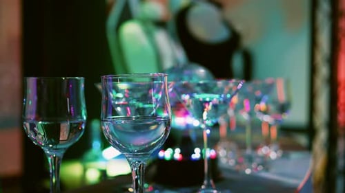 Leerer Club mit Alkohol in Gläsern
