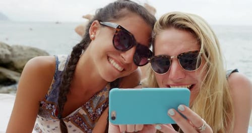 Zwei Frauen, Smartphone, Selfie, Sommerurlaub, entspannen