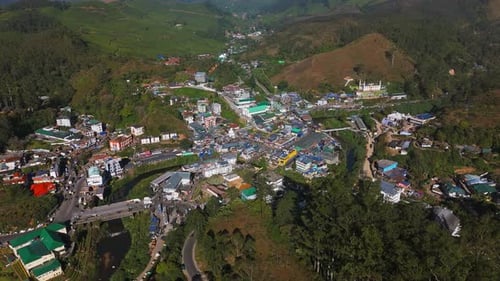 Vue de suivi aérien surplombant les rues du village de Munnar, au Kerala, en Inde