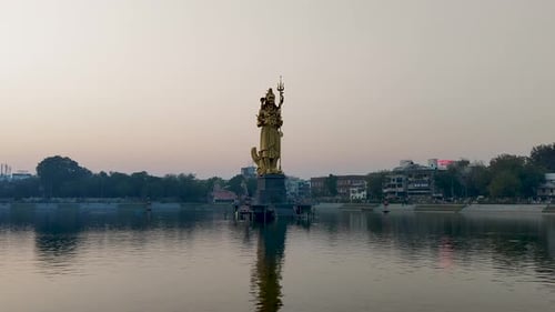 Profitez d'une vue imprenable sur l'immense statue dorée du Seigneur Shiva sur le lac Sursagar à Vadodara