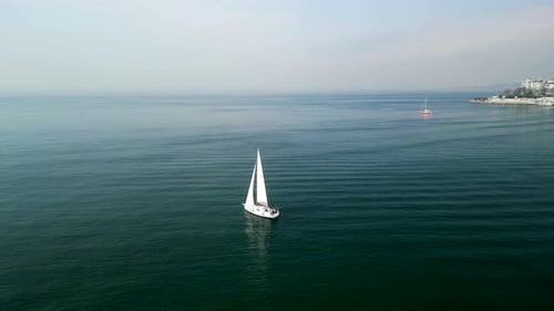 Istanbul/Türkei um 2023: Folgeaufnahme einer Segelyacht im Meer