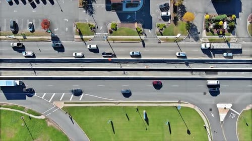 Straßenkreuzung, städtischer Verkehr während der Hauptverkehrszeit mit starkem Durchgangsverkehr