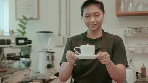 Jovem barista voltada para o serviço trabalhando em uma cafeteria