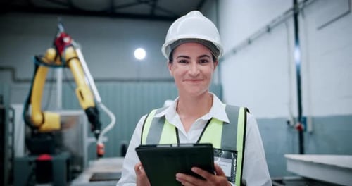 Visage, robotique et femme sur tablette en usine pour la chaîne de montage, la mise à jour logicielle et l'inspection