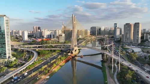 Ponte de cabos no centro da cidade de São Paulo, Brasil.