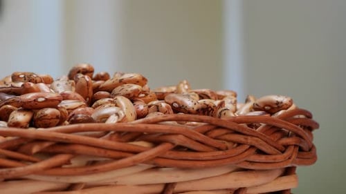 Una cesta de cacahuetes secos, cáscaras sin cáscara y frutas