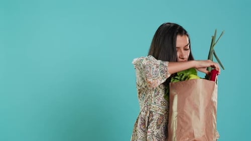 Bolsa de compras con productos naturales para amantes de la ecología