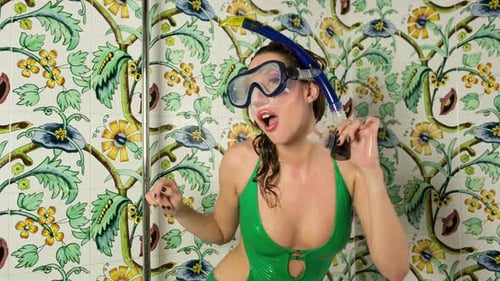 Femme dansant sous la douche avec tuba