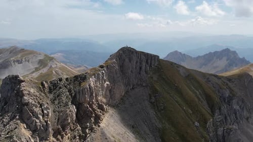 Vue par drone du plus haut sommet d'Albanie et du nord : vue imprenable !