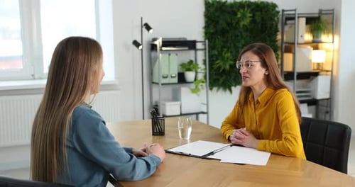 Recruteur souriant et candidat ayant un entretien d'embauche à table au bureau
