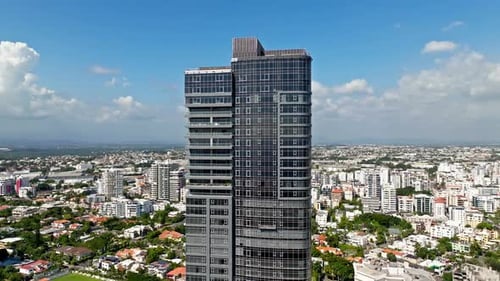 Arranha-céu de 27 torres de Anacaona com paisagem urbana ao fundo. Santo Domingo. Aéreo
para trás
