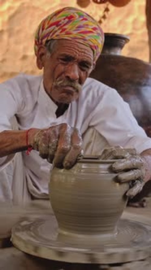 Récipient en céramique en forme de tour de potier indien, Shilpagram, Udaipur, Rajasthan, Inde