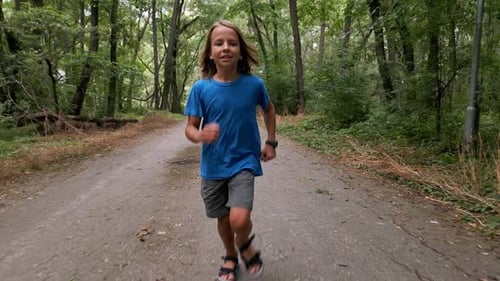 Menino alegre correndo pela praia capturando a essência dos dias despreocupados de verão The Bright