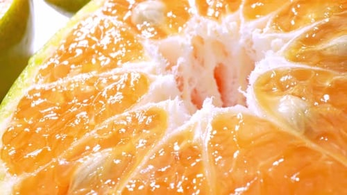 Un primer plano vibrante muestra un naranja medio verde fresco.