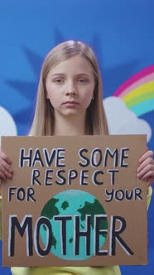 Un modèle d'enfant posé magnifiquement sur un fond coloré et lumineux rempli de joie