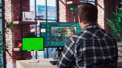 Homem usando modelos generativos de texto para vídeo no computador e no tablet Chroma Key
