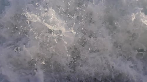 Erleben Sie dynamische Meereswellen mit Schaum und erfrischenden Farben, die das Auge verzaubern