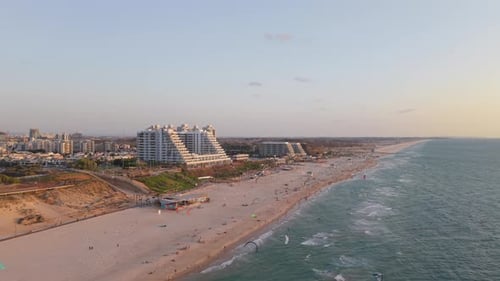 Vue aérienne de la ligne d'horizon et des plages de Hadera, en Israël