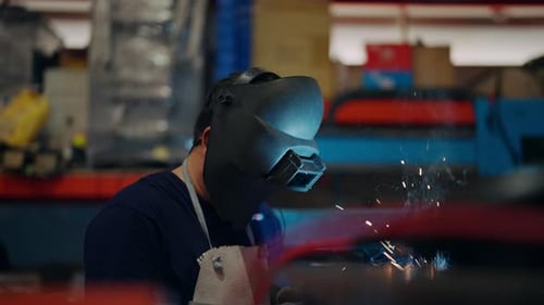 Schweißer Schweißen von Stahl in der Fabrik Schweißen von Metallteilen