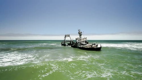 Vuelo de Zumbido hacia el oxidado naufragio de Zeila en la Costa de los Esqueletos, Namibia
