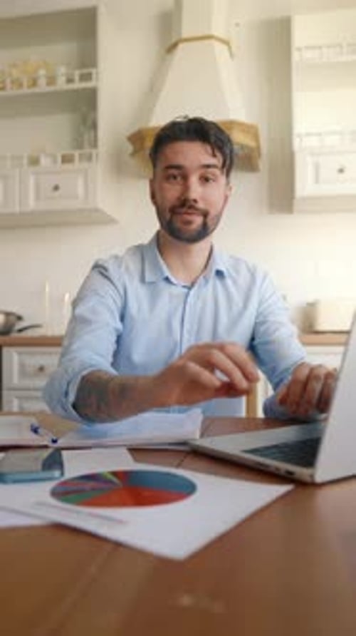 Empresario sonriente trabajando en casa Retrato de un apuesto hombre de negocios feliz, gerente, empresario