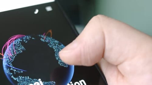 La navigation cartographique des cyberattaques sur l'écran d'un smartphone affiche diverses informations techniques dans lesquelles il est seul