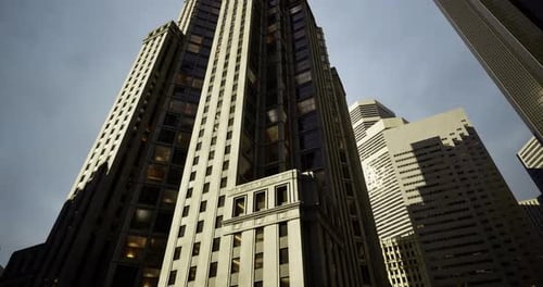 Vista hacia el cielo de edificios altos en un paisaje urbano durante el día