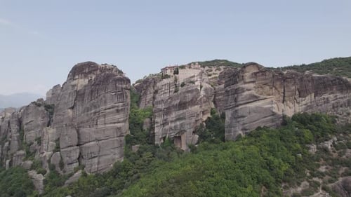 Vue aérienne à grande échelle du monastère de Varlaam au sommet d'un monolithe rocheux ; Météores, Grèce