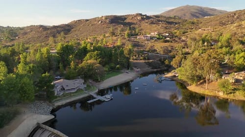 Puesta de sol sobre un lago tranquilo