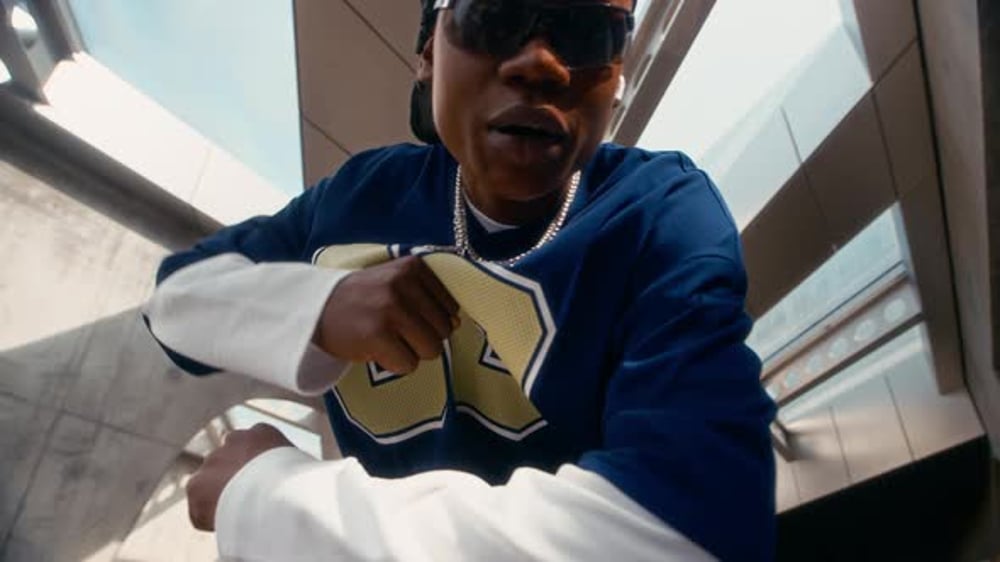 Gen Z Rapper nimmt Video im urbanen Raum auf, Stock-Bildmaterial ...