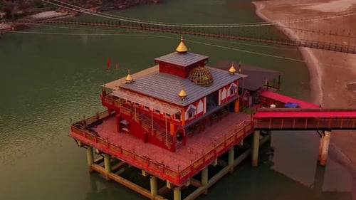 Vue aérienne du coucher du soleil sur Dhara Devi Mandir avec la rivière Alaknanda
