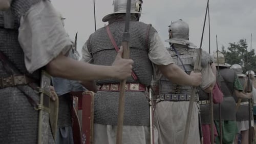 Gruppe epischer Armeen Eine Truppe historischer Gladiatoren in Uniform zieht in den Krieg