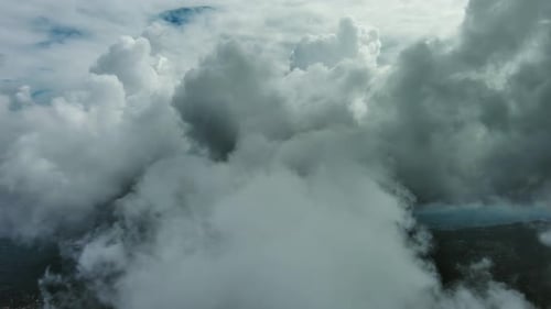 Voler à travers des nuages blancs et moelleux