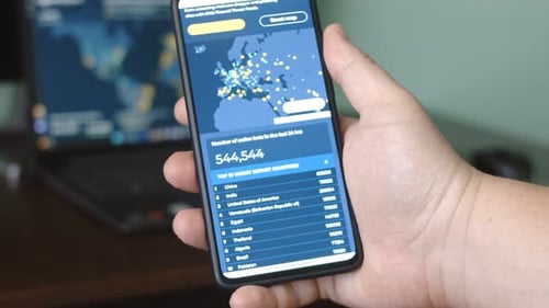 La navigation cartographique des cyberattaques sur l'écran d'un smartphone affiche diverses informations techniques dans lesquelles il est seul