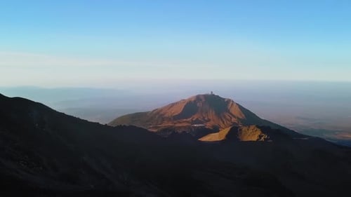 Vue aérienne du magnifique volcan Pico de Orizaba avec vue du grand télescope millimétrique à Mex