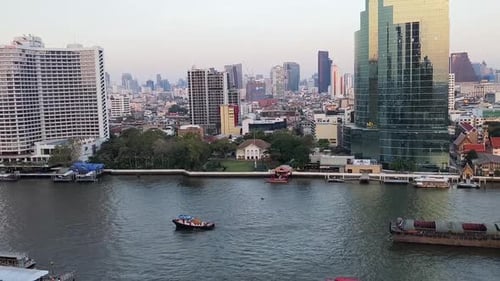 Vista aérea do horizonte de Bangkok e do rio ao entardecer