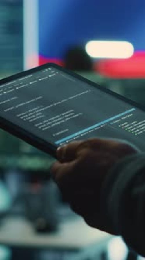Vidéo verticale : une personne utilise une tablette dans une salle de cybersécurité gouvernementale travaillant pour le drapeau russe