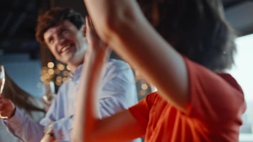 Closeup Mulher relaxada dançando e se divertindo com amigos, equipe de festas corporativas