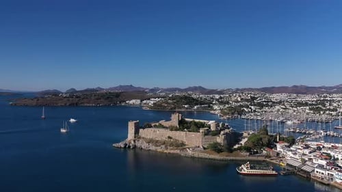 Blick auf das Schloss Halikarnassos und die Yachten in Bodrum, Türkei