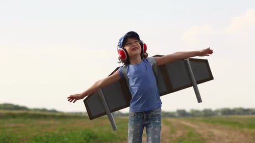 Un enfant heureux court sur le terrain avec un jetpack