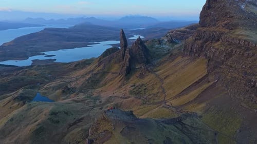 Vue aérienne panoramique du Old Man of Storr en Écosse