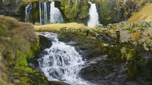 Cascada en el río de montaña de Islandia con agua glacial pura