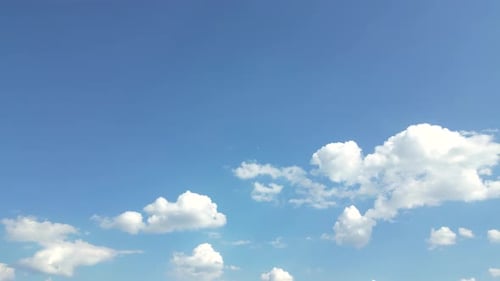 Sommerblauer Himmel, Wolkenverlauf, hellweißer Hintergrund. Schönheit: klar, wolkig, im Sonnenschein, ruhig, hell, w