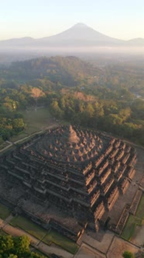Le majestueux temple de Borobodur et le volcan Merapi à Yogyakarta, en Indonésie