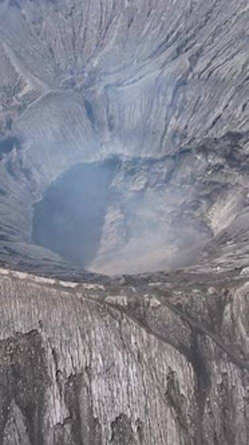 Vue aérienne du volcan du mont Bromo en Indonésie. Vidéo verticale.